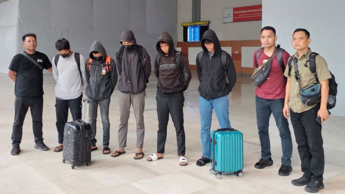 La police de Maros arrête le coup d’œil de passagers de l’aéroport Sultan Hasanuddin