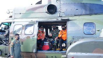 استخدام طائرة هليكوبتر ، الحاكم أندي سوديرمان لمراقبة البحث عن ضحايا حادث KM Pertiwi الميداني في Pangkep