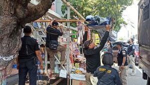 Satpol PP Semarang Bongkar 170 Lapak Pedagang Dugderan