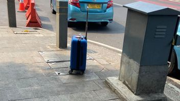 メトロジャヤ警察の前に不審な青いスーツケース、ブリモブが検査を行うために配備