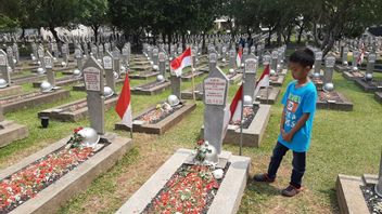 Pusara Habibie Becomes Pilgrims Attention On Heroes' Day