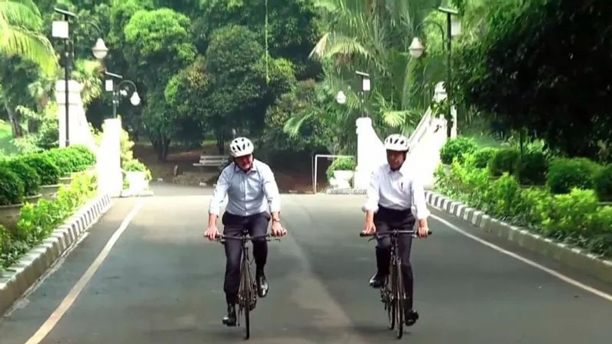 Presiden Jokowi Mengajak PM Australia Naik Sepeda Bambu
