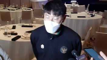 شين تاي يونغ يطلب من الفريق تغيير تمريرة طويلة مع واحد اثنين من الطعم
