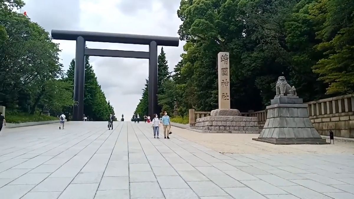 Deux hommes chinois sur le pont du temple de Yasukuni : un policier japonais à la recherche d'un " toilette"