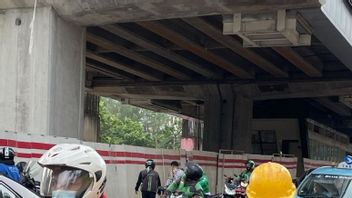 Pekerja Proyek LRT Jatuh dari Ketinggian 8 Meter, Masih Hidup Hanya Tidak Sadar