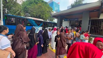 Halte Transjakarta Balai Kota Ramai Pengunjung Pesta Rakyat di Monas