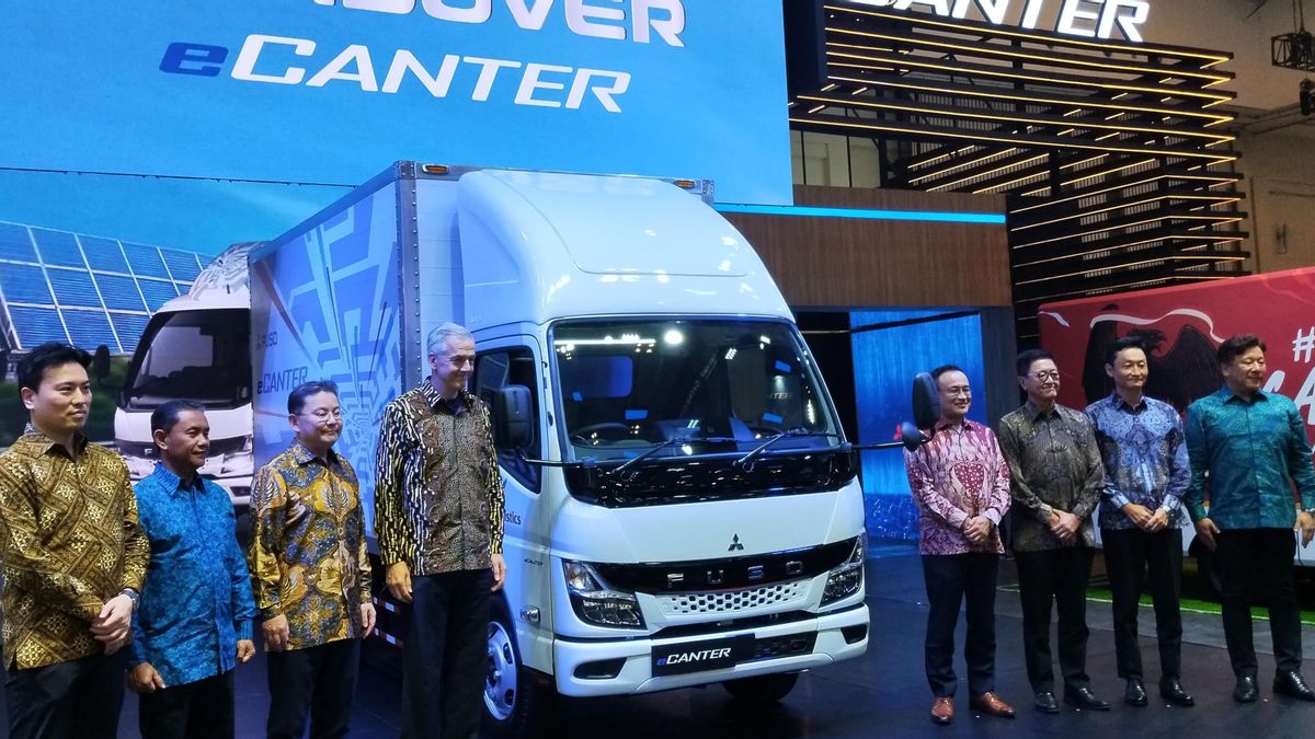 Through GIIAS Mitsubishi Fuso Handover Unit ECanter To First Buyer