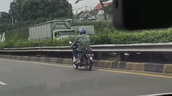 Motorcyclist Wearing A Striped Jacket Enters The Jatiwarna Toll Road, His Number Has Been Checked By The Police But Not Registered