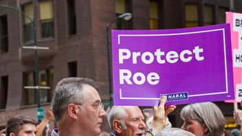 最高法院废除堕胎法，拜登总统和国会敦促保护妇女权利