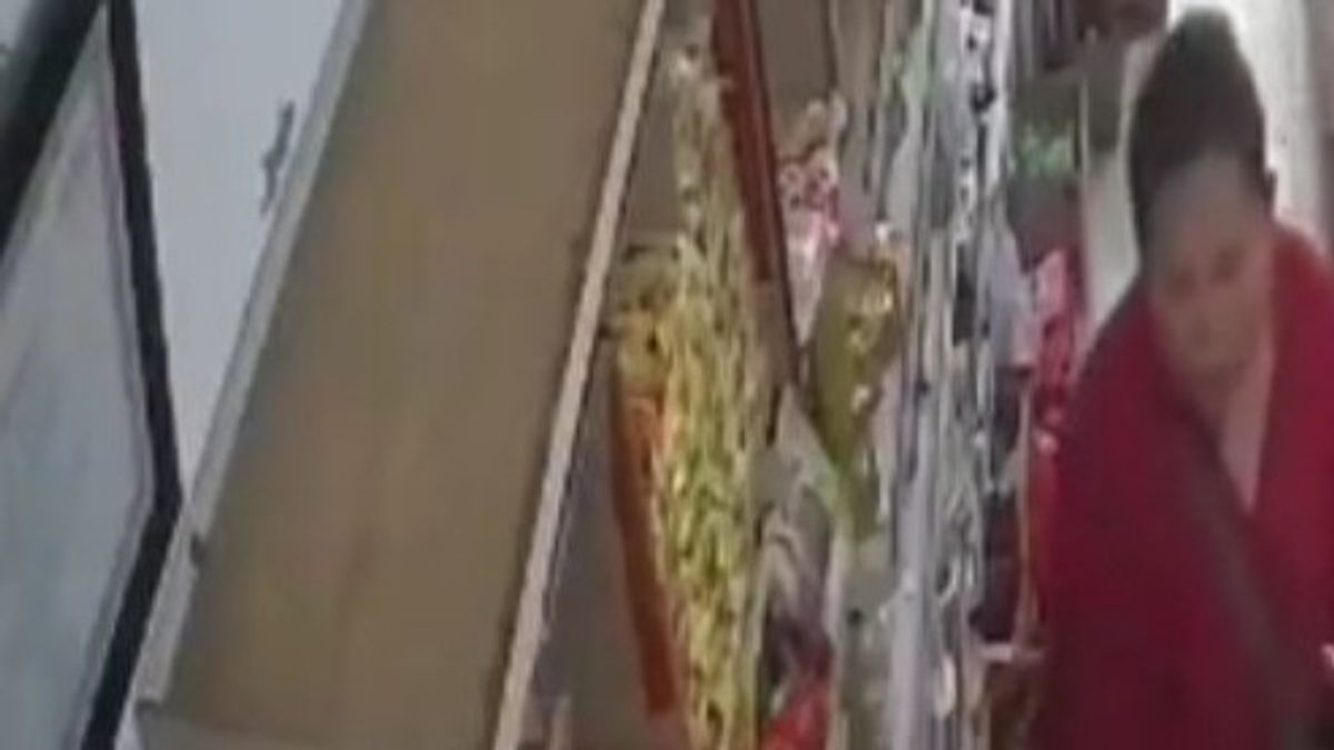 Cakung食料品店でタバコを盗むCCTVに記録されたゲンパルの女性