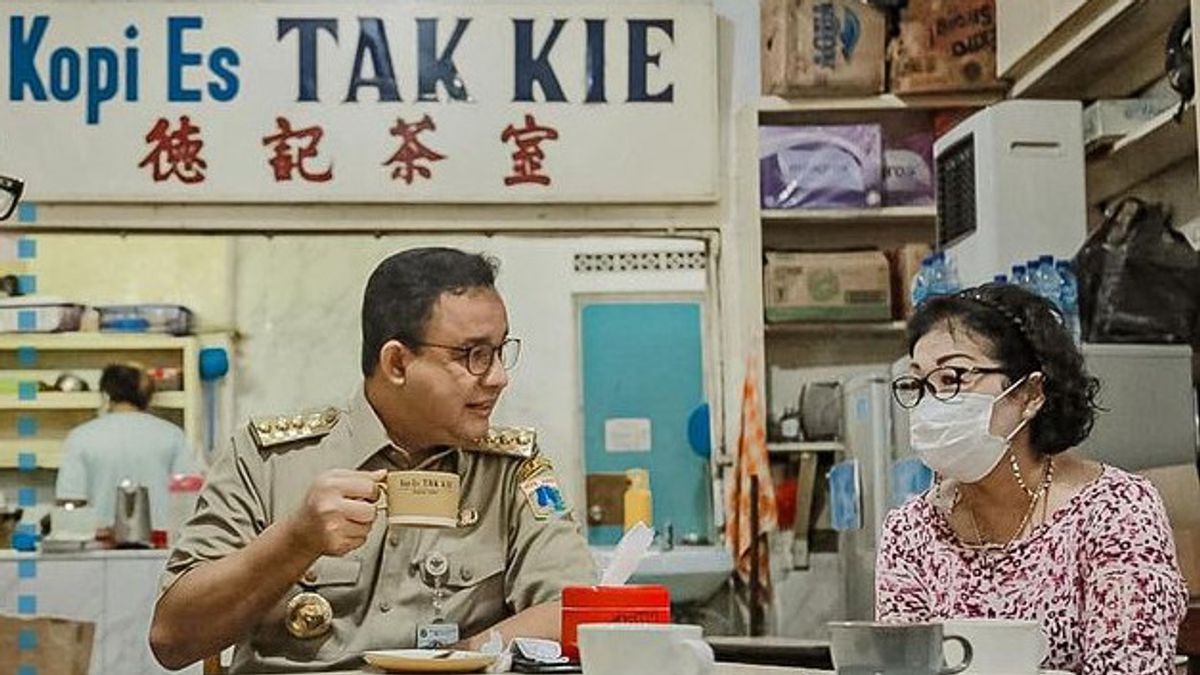 Unggah Foto Makan di Pinggir Jalan, Anies Ingin Geliatkan Ekonomi UMKM