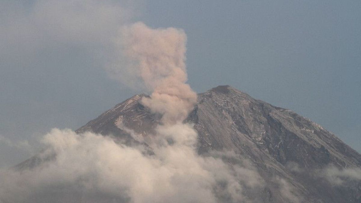 PVMBG Jelaskan Alasan Status Gunung Semeru Naik Menjadi Awas