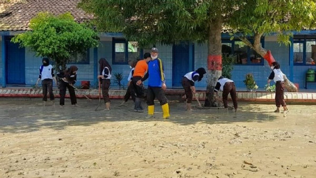 Floods In Grobogan Regency Retreat