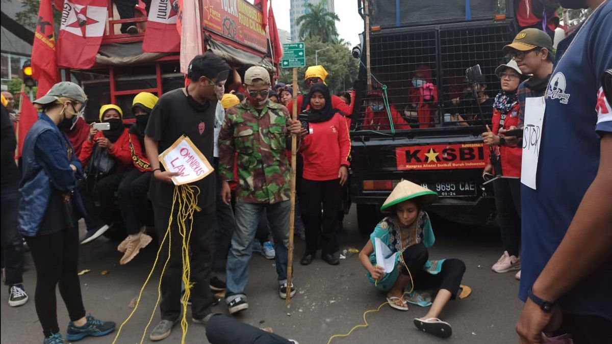 Cilacap Farmers Joint Venture Rp. 250 Thousand To Participate In A Demo Against The Job Creation Law In Jakarta