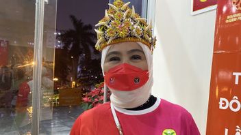 Interesting! There Is A Typical Dayak Headband At The Closing Of The Vietnam SEA Games