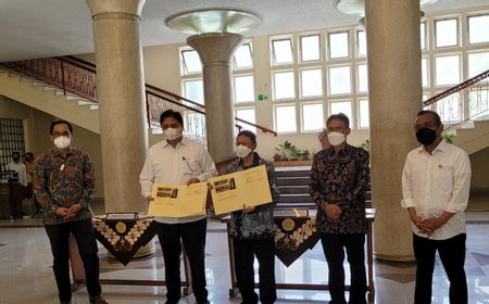 Berharap Mahasiswa Teknik Mudah Kuasai Teknologi Listrik Airlangga Serahkan Bantuan Bus Listrik ke UGM