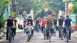 When Jan Ethes Left Behind By Jokowi In Gowes Jogja Race, See The Action Here
