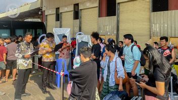 سفير إندونيسيا يراقب عودة المواطنين الإندونيسيين من كمبوديا ويضمن عملية الفحص في البلاد