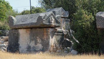 ローマ時代の石棺を41億ルピアで売ろうとして、この男はトルコの憲兵隊に拘束されました