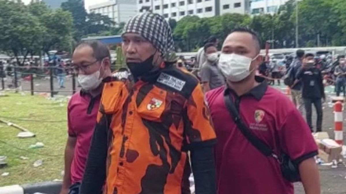 Pemuda Pancasila Demande à Junimart Girsang De S’excuser Mais De Faire Une Démonstration Alors Qu’il Transporte 2 Balles De Revolver