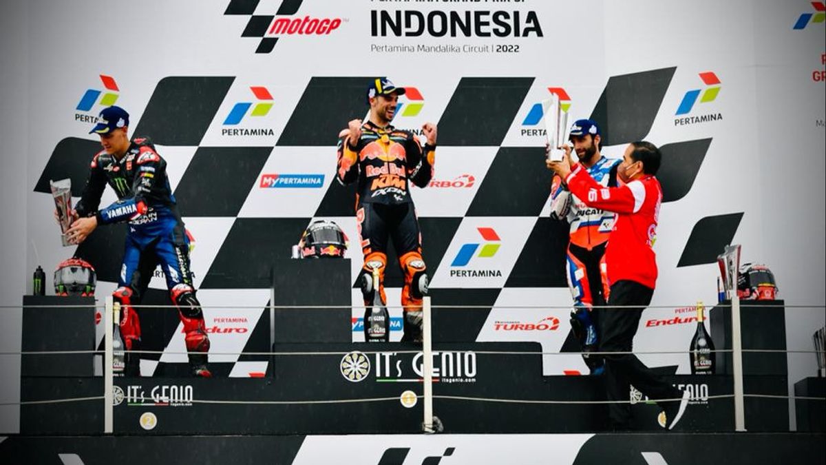 Jokowi's Action At The Mandalika MotoGP Podium Only Took 45 Seconds: Giving The Trophy, Shaking Hands And Then Leave
