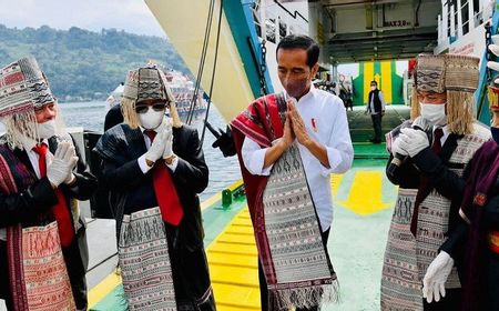 Seberangi Danau Toba, Presiden Jokowi Berselempang Ulos Pinunsaan