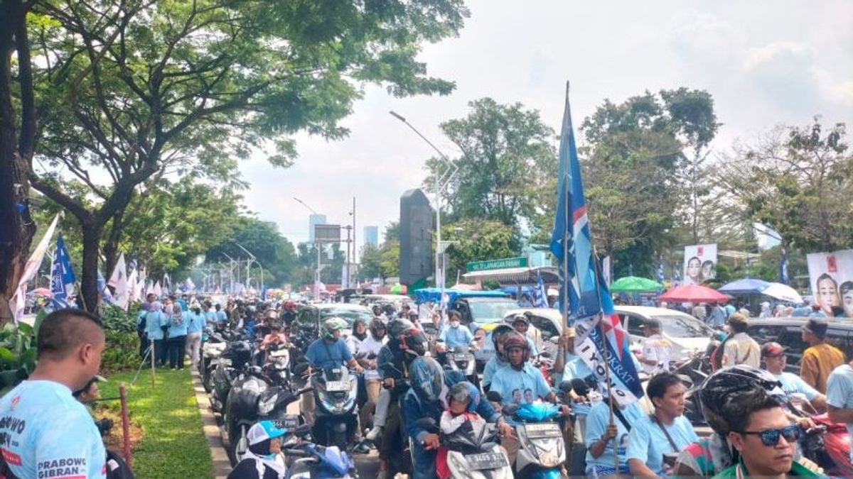 Macet,Prabowo-Gibran的支持者群众填补Gatot Subroto的道路,迈向GBK