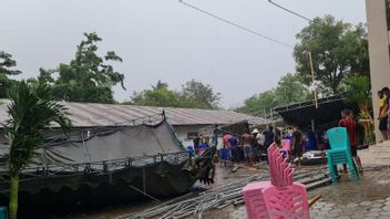 10 Minutes Des Vents Forts Frappent L’île NTT Adonara, La Tente De La Maison De Feu Frans Lebu Raya S’est Effondrée