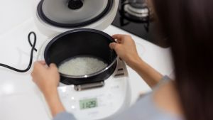 Kebiasaan yang Bikin Rice Cooker Bau: Cara Menghindarinya dan Merawat Rice Cooker Anda