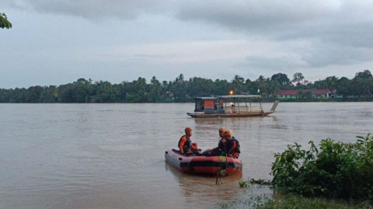 Rentrer à la Salat Isya débordé par la rivière Batanghari, les habitants de Jambi ont été trouvés fatigués dans le matin