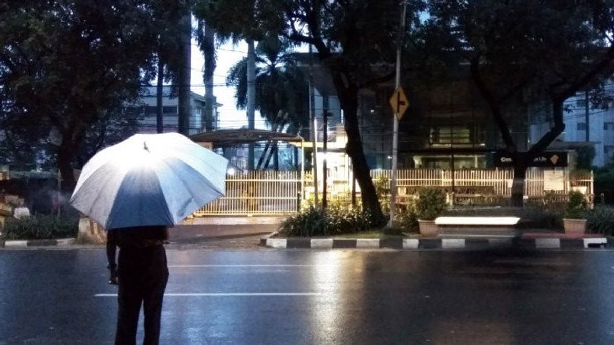 BMKG Prakirakan Hujan di Sebagian Jakarta Berlanjut hingga Minggu Dini Hari