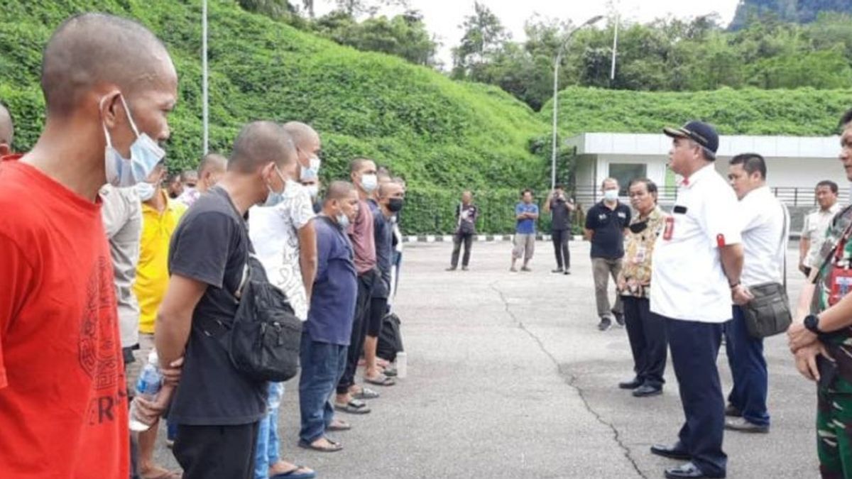 القنصلية الإندونيسية العامة في كوتشينغ ترافق عملية ترحيل 97 مواطنا إندونيسيا من قبل ماليزيا