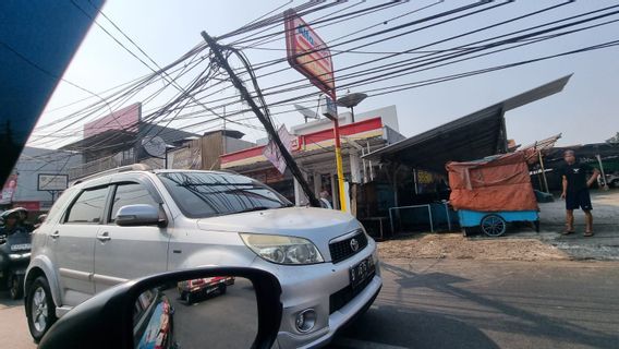 セメラウト崩壊ケーブルを搭載した電柱によるパムランの交通渋滞、恐ろしい道路利用者