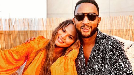 Alami Pendarahan, Chrissy Teigen Keguguran