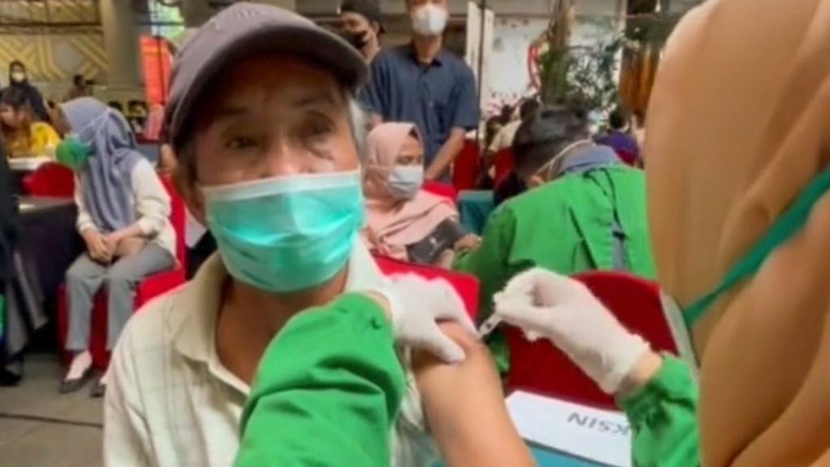 Viral Grandpa Safaruddin Paddles A Bike For Dozens Of Km For Vaccines At Nippah Mall Makassar, Was Confused Because He Didn't Have A Cellphone