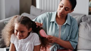 Tips-Tips Merapikan Rambut Anak Perempuan yang Sulit Disisir
