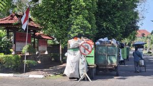 Motor Gerobak Isi Sampah Padati Gerbang Kantor Gubernur Bali