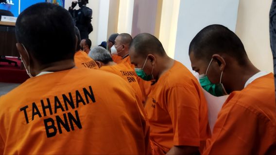 جديه! ثلاثة من أفراد TNI وواحد من الشرطة يصبحون سعاة مخدرات عبر البلاد ، وتم تأمين مئات الكيلوغرامات بنجاح