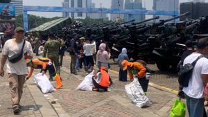 Petugas Kumpulkan 126,65 Ton Sampah Sisa HUT ke-80 TNI di Monas   