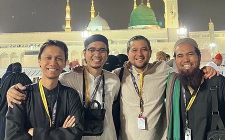 18 Tahun Penantian, Sakti Akhirnya Umrah Bareng Sheila On 7