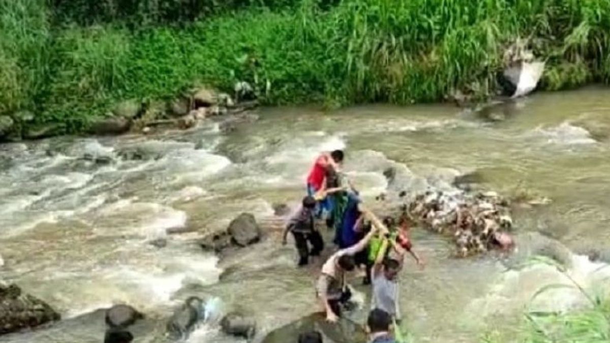 The SAR Team For The Evacuation Of The Body Of A Women Regarding Rock In The Cipelang Sukabumi River