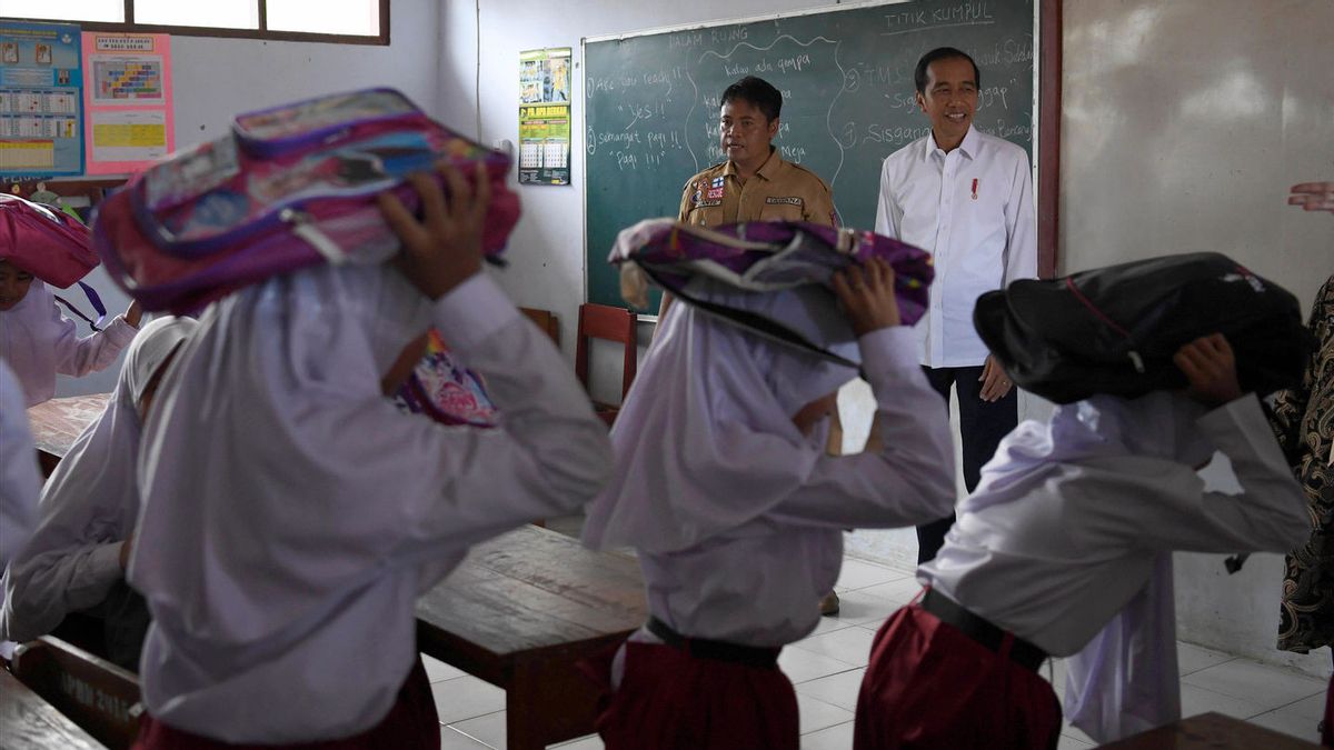 الاشتراك في الفيضانات والزلازل ، لا تزال المدارس في إندونيسيا ضعيفة في تعليم الكوارث للطلاب 