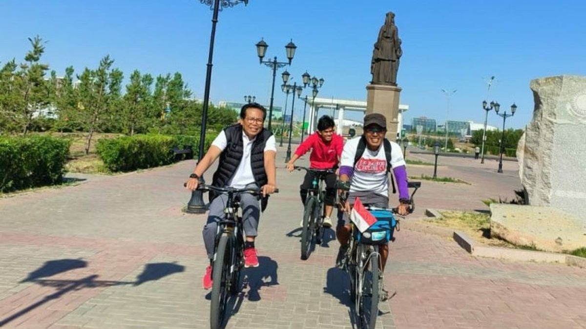 Pesepeda Indonesia yang Ingin Keliling Dunia Telah Tiba di Kazakshtan