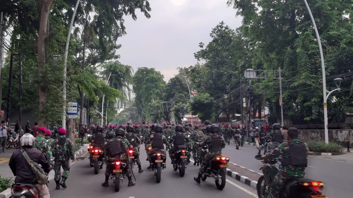 Marinir Turun ke Jalan Bantu Polisi Halau Massa Usai Ricuh di Patung Kuda