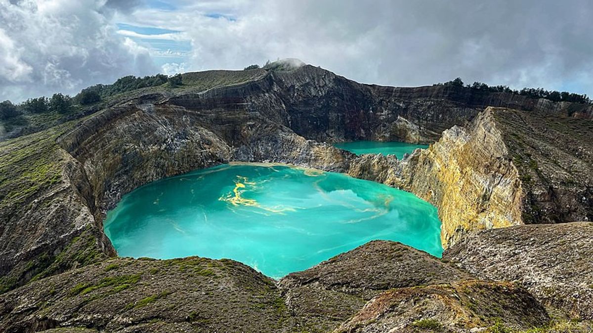 La température de l’eau du lac Kawah, le mont Kelimutu est devenu alerte