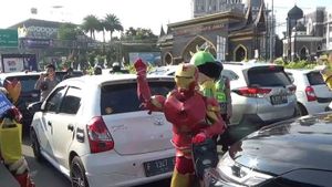 Polisi Kerahkan Iron Man Hingga Badut Hibur Bocah Terjebak Macet <i>One Way</i> di Puncak Bogor