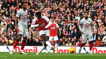 Nketiah Cetak Hat-trick, Arsenal Menang 5-0 untuk Turunkan Man City 