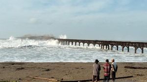 Trois pêcheurs disparus et des dizaines de personnes piégées par les vagues frappées par la Dermage Buniasih Sukabumi