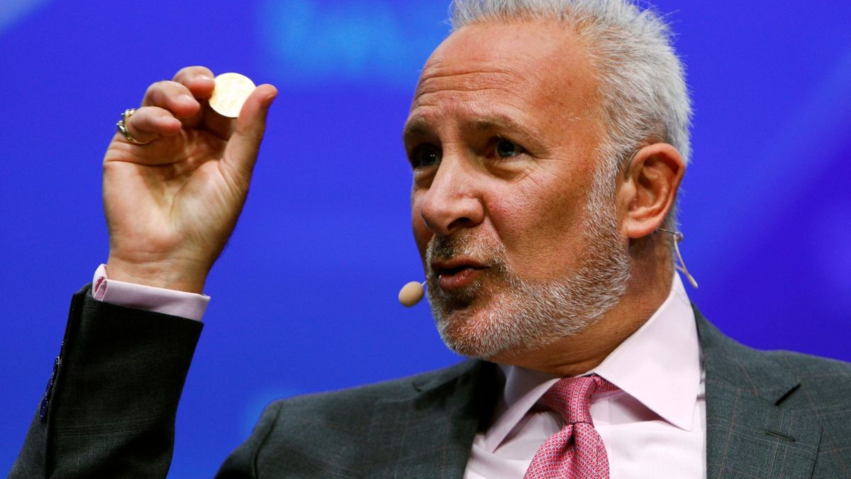 Peter Schiff Sarankan Michael Saylor Ambil Pinjaman Rp67 Triliun untuk Beli Bitcoin Pemerintah AS