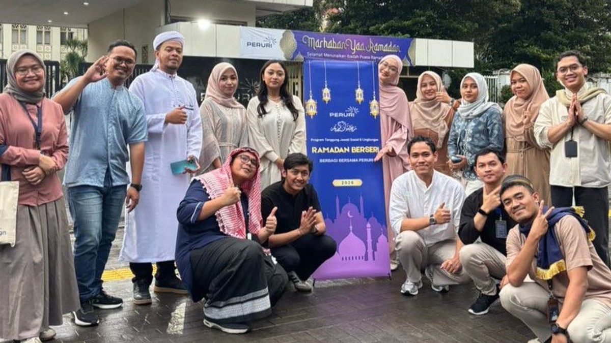 Ramadan Penuh Kepedulian, PERURI partage gratuitement des Takjil aux habitants autour de l'entreprise